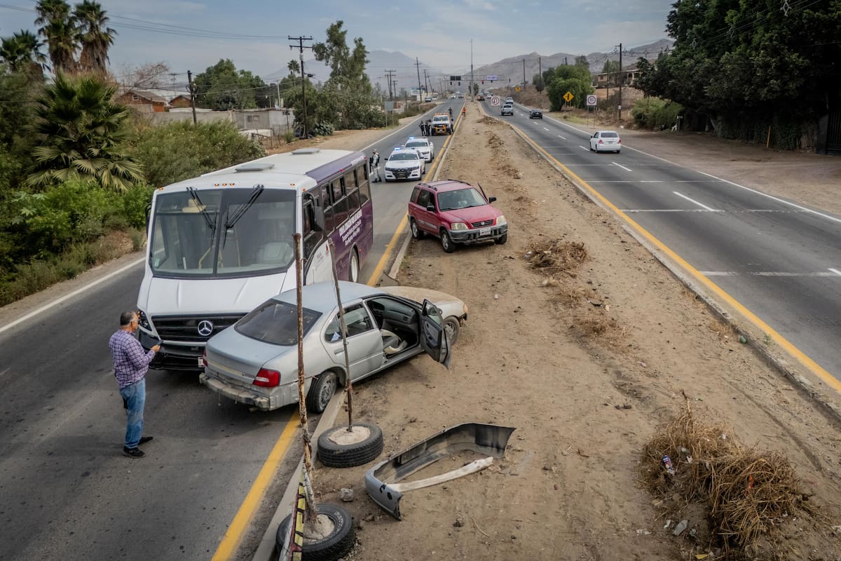 Choca transporte violeta contra vehículo