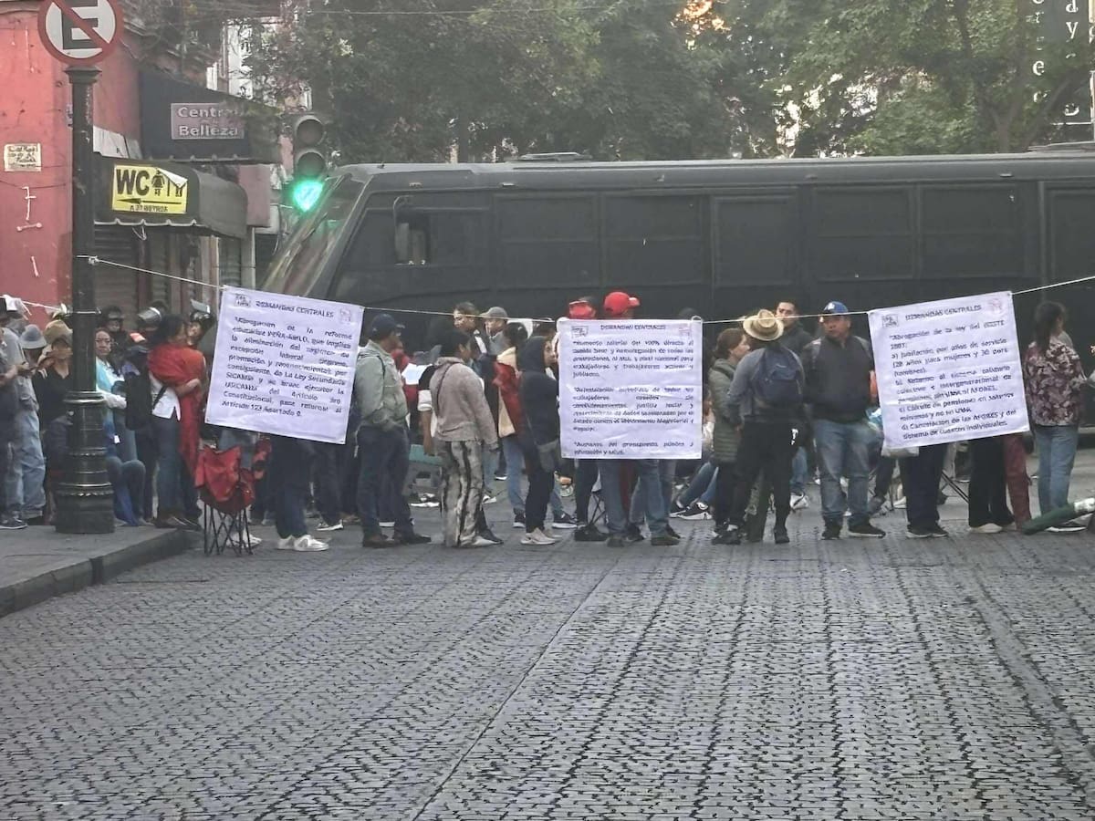 Maestros de la CNTE bloquean acceso al Palacio Nacional y evitan conferencia matutina de la presidenta Claudia Sheinbaum. | Crédito: Shaila Rosagel (GH)