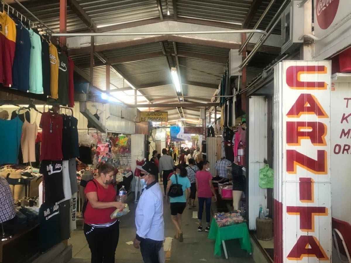 En los pasillos de los tianguis de Nogales se observan los clientes regresando poco a poco.