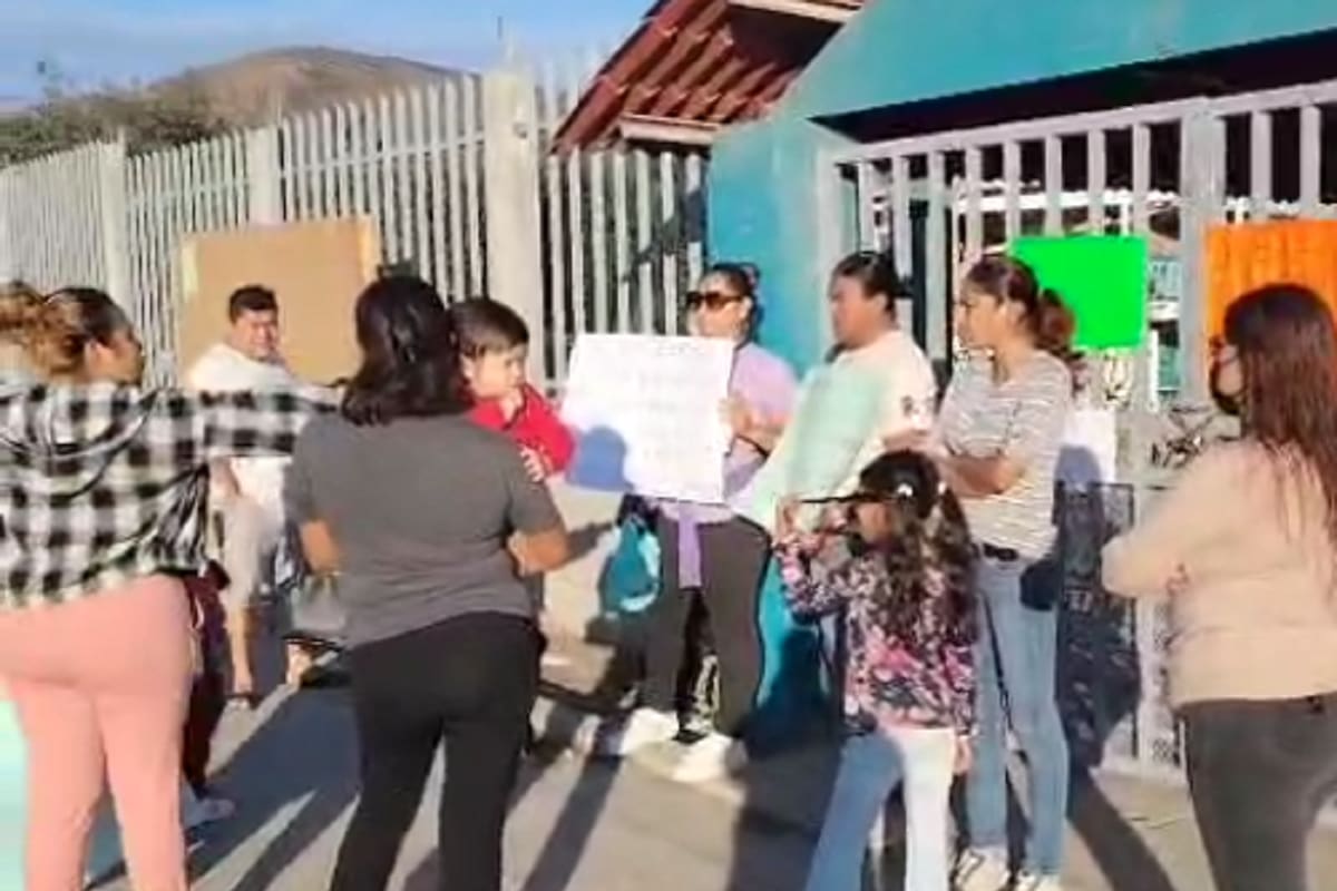 Padres cierran escuela ante falta de maestros