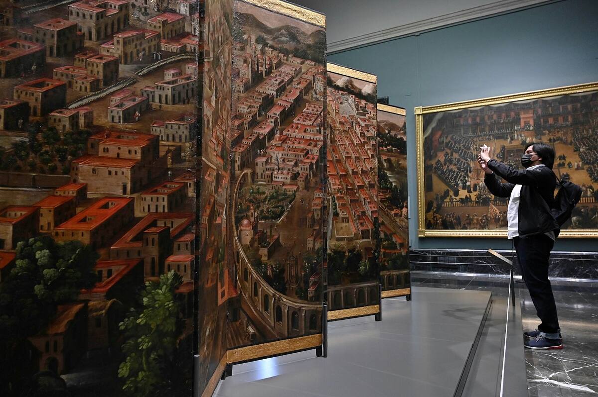 La obra "Biombo de la Conquista de México y La muy noble y leal ciudad de México". EFE/ Fernando Villar