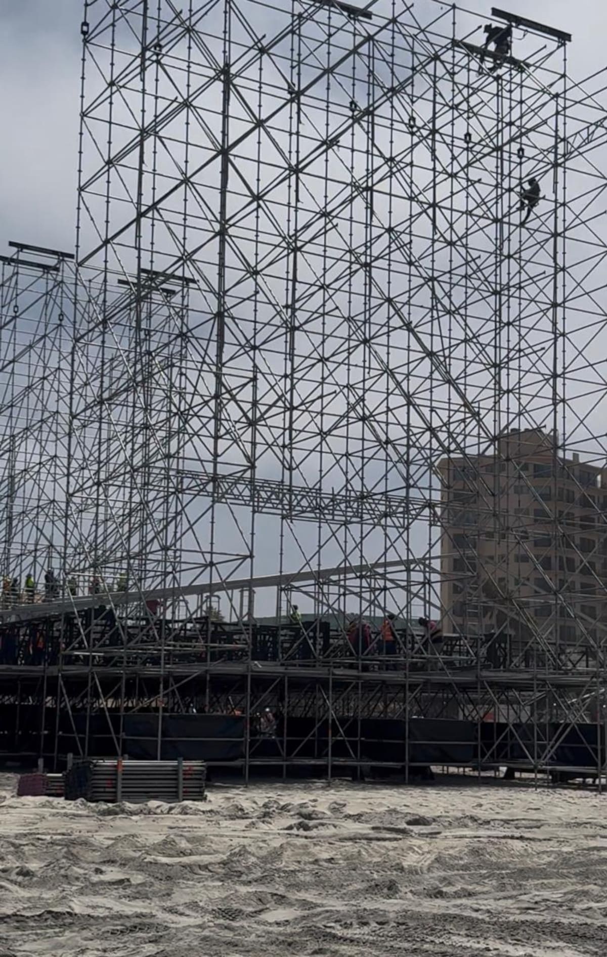 Grúas, maquinaria pesada y cientos de trabajadores aceleran la instalación de la infraestructura del Baja Beach Fest, que convertirá la playa de Rosarito en un recinto para miles de asistentes. Foto: Carmen Gutiérrez