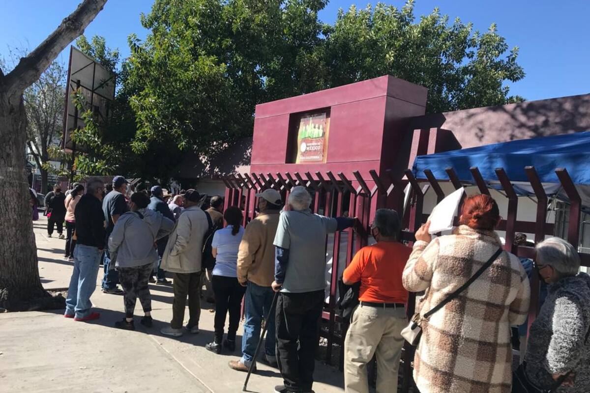 Largas filas en Oficina del Bienestar tras anunciar pagos anticipados por veda electoral