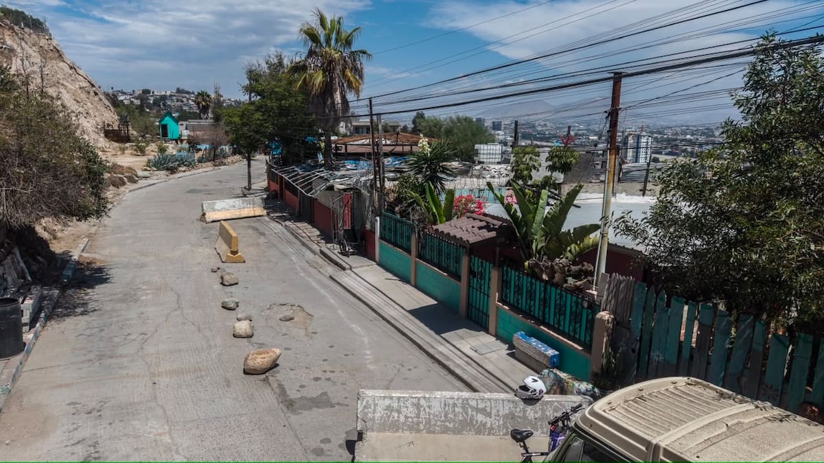 Habitantes de la colonia Defensores solicitaron el cierre preventivo de la calle Benito Juárez al considerar que el hundimiento representa un riesgo para automovilistas, peatones y viviendas cercanas. Foto: Border Zoom.