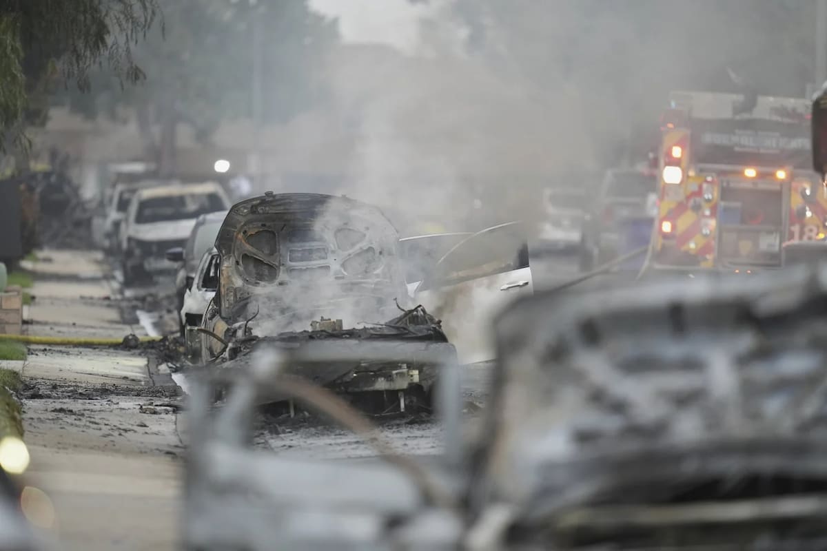 Avioneta se estrella en vecindario de San Diego e incendia casas y vehículos. | Crédito: AP
