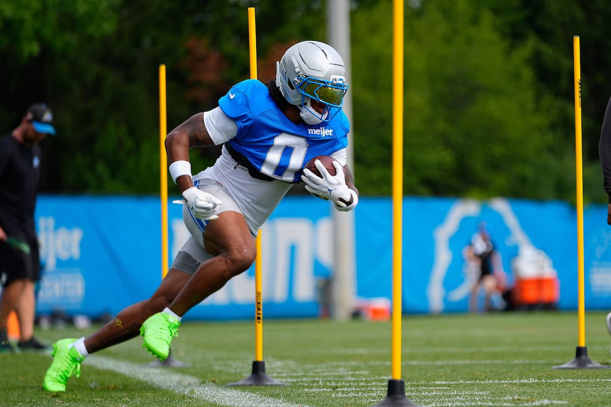 Jahmyr Gibbs, running back de los Lions de Detroit, realiza un ejercicio en el campamento de entrenamiento del equipo de la NFL, el viernes 7 de agosto de 2026, en Allen Park, Michigan. (AP Foto/Paul Sancya)