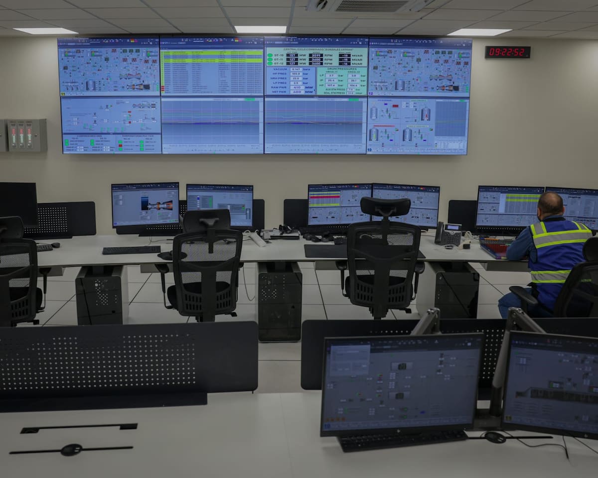 Uno de los primeros espacios visitados fue el cuarto de control, considerado el centro de operaciones de la planta.│Foto: Javier Gallegos