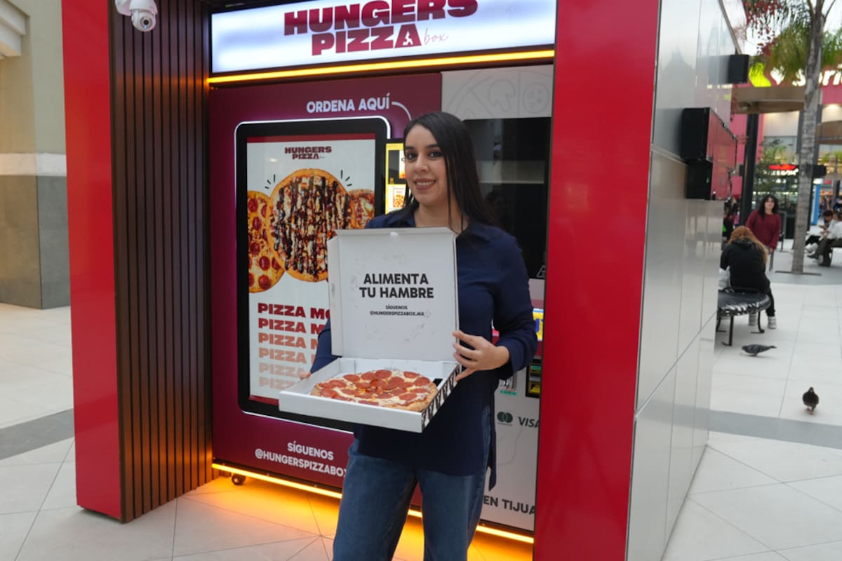 Un emprendimiento originario de Tijuana presenta la primera máquina expendedora de pizza en el estado, apostando por innovación, ingredientes frescos y una nueva forma de consumir comida rápida. Foto: Carlos Cruz
