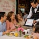Profeco advierte que restaurantes no pueden exigir 10% de propina, ni agregar “servicio” a la cuenta este Día de las Madres y recuerda que las multas son de hasta 3 millones de pesos