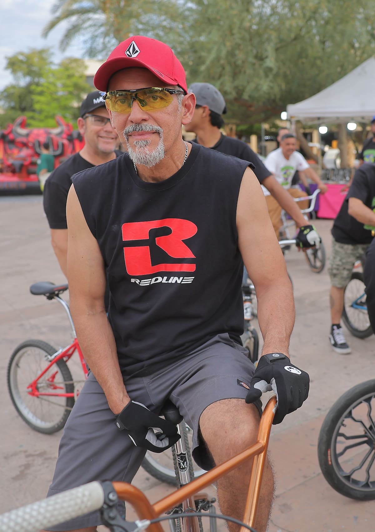 Ángel Robledo, entrevistado por Gamaliel (GH). El grupo "Ruckstars Old School" de bikers BMX, esta conformado por ciclistas de edad mediana que en su juventud realizaban atrevidas acrobacias. | Crédito: Eleazar Escobar