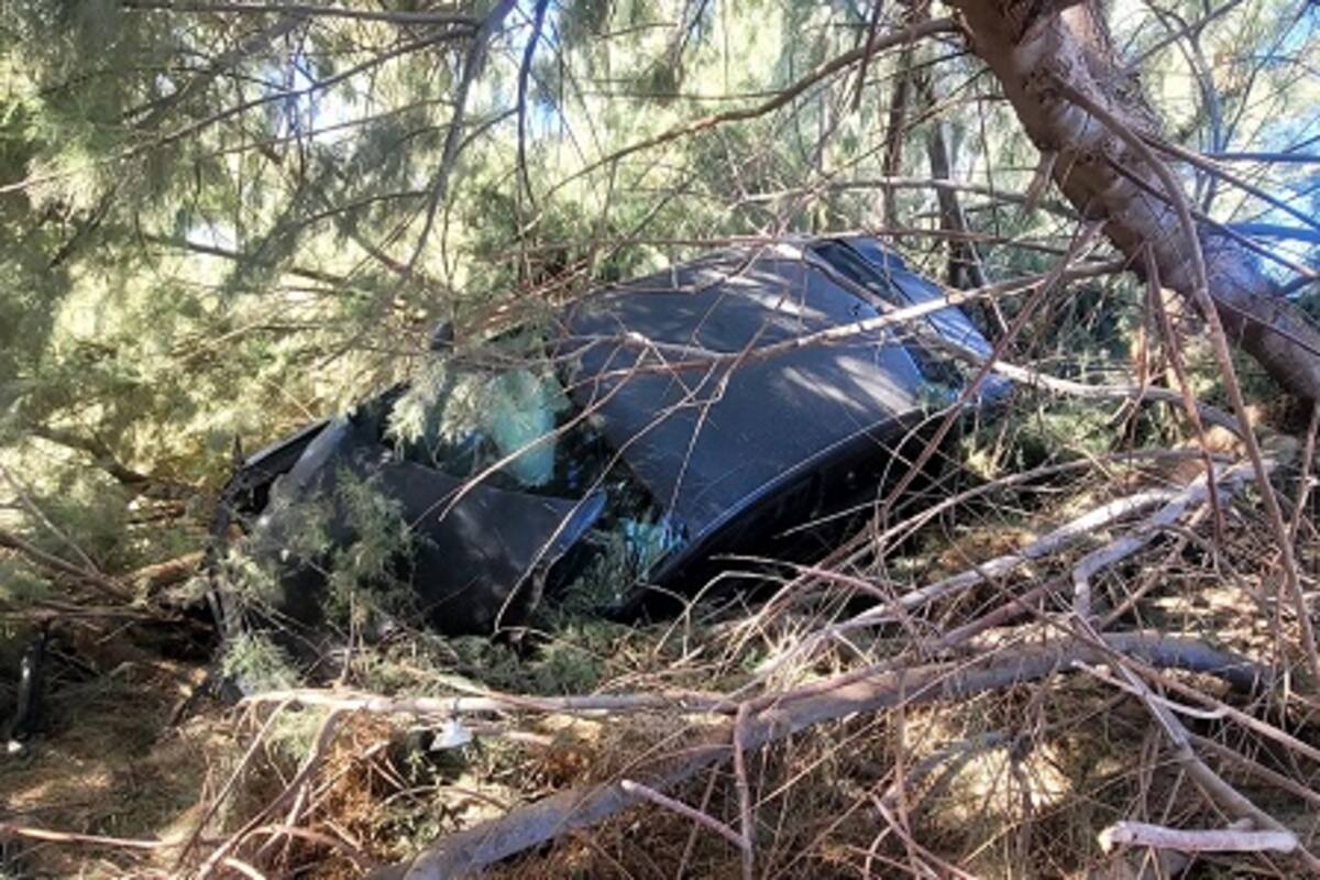 Vehículo se sale de la carretera y cae cerca de un canal
