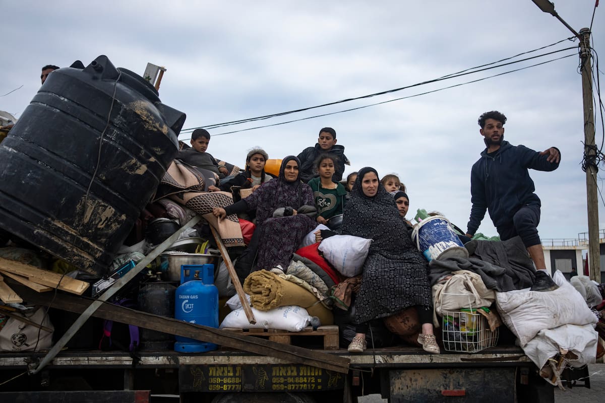 Un grupo de palestinos llega a la ciudad de Rafah en el sur de Gaza el viernes 26 de enero de 2024 tras huir de una ofensiva israelí en la cercana ciudad de Jan Yunis. (AP Foto/Fatima Shbair)