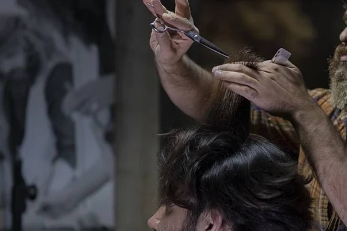 Peluquero subasta su primer corte de pelo tras el confinamiento