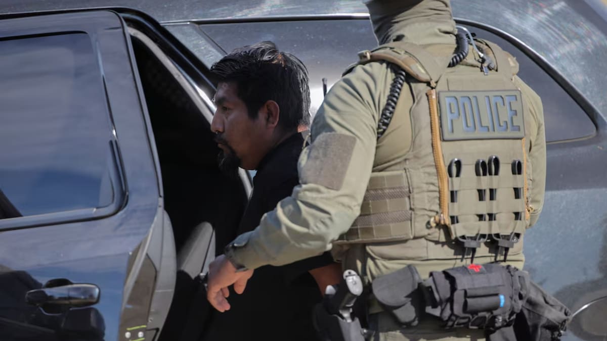 Expedientes oficiales documentan fallas en diagnósticos y retrasos en la atención médica a personas detenidas. /Reuters