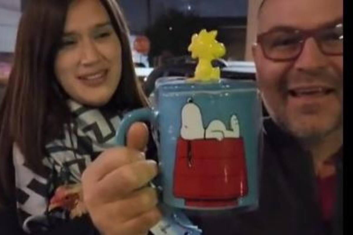 Video: Chica recibe un gallo de regalo en intercambio navideño