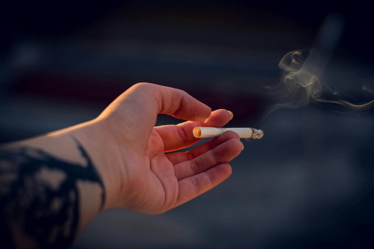 Fumar altera la respuesta inmunológica, lo que puede aumentar la susceptibilidad a enfermedades y complicaciones de la salud. FOTO: PEXELS