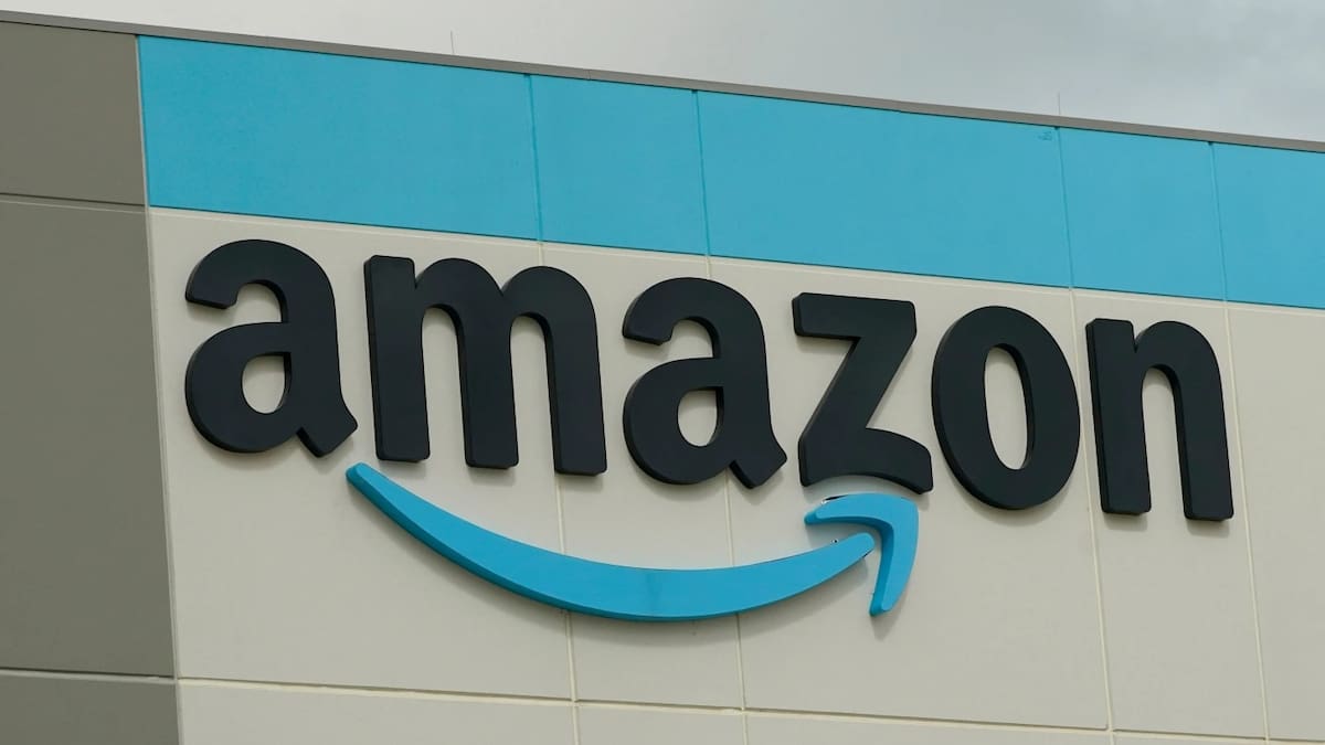 El logotipo de Amazon se muestra en el Centro de Distribución de Clasificación Robótica de Amazon en el condado de Madison, Mississippi, el 11 de agosto de 2022. | Crédito: AP/Rogelio V. Solís