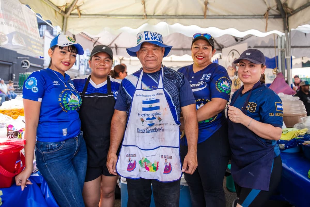 Emprendedores salvadoreños expone su gastronomía y cultura en la Avenida Revolución