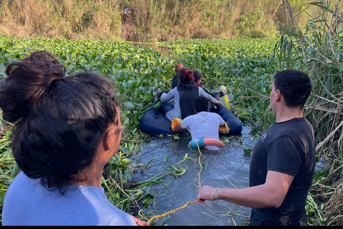 Migrantes se lanzan al río Bravo para llegar a Estados Unidos