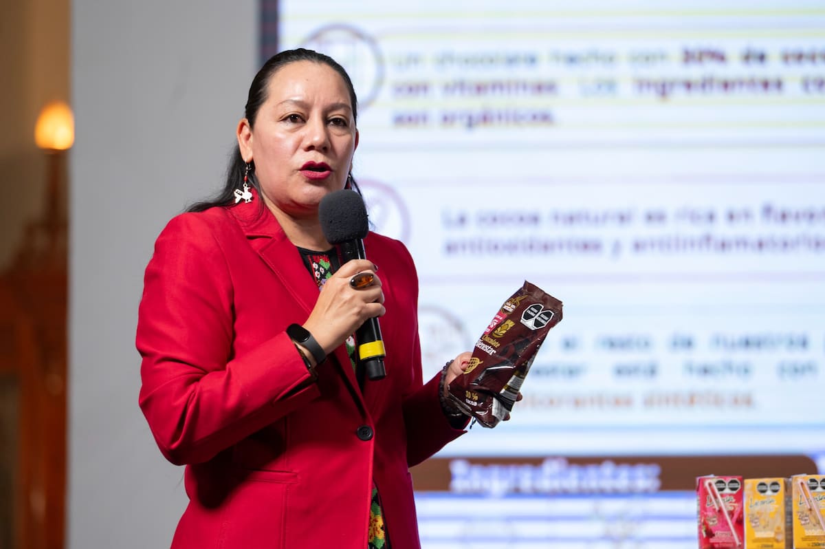 María Luisa Albores, titular de Alimentación para el Bienestar, presentó el Chocolate para el Bienestar, en la conferencia matutina de la presidenta Claudia Sheinbaum. | Crédito: Presidencia