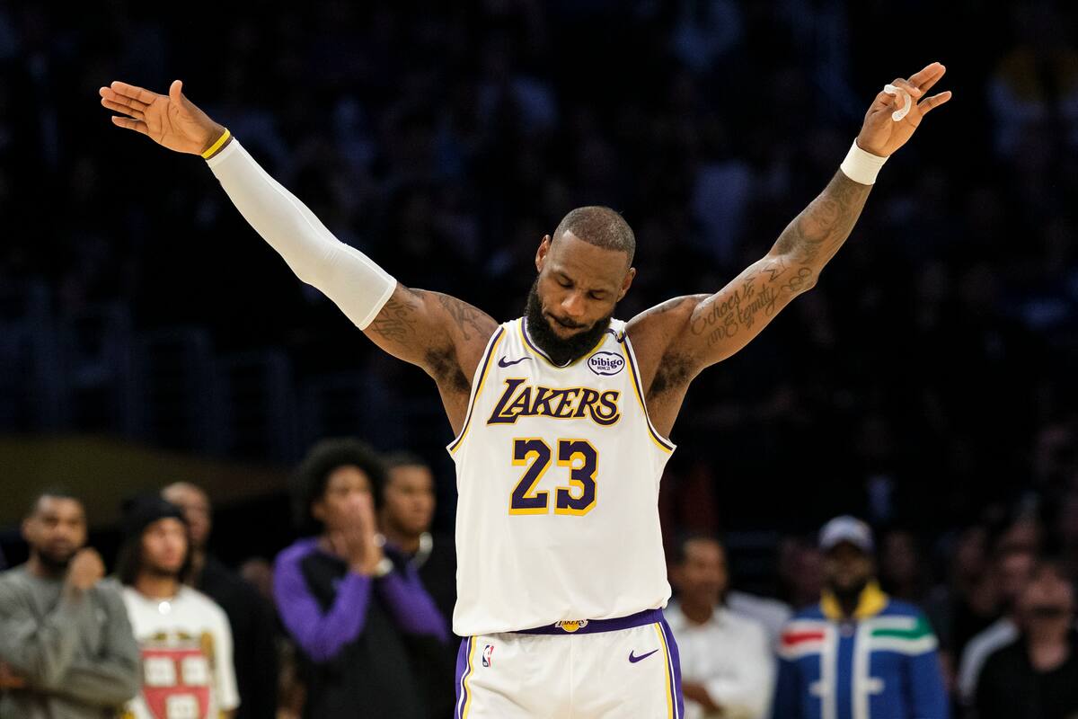 LeBron James, de los Lakers de Los Ágneles, arenga al público en el partido del sábado 26 de octubre de 2024, ante los Kings de Sacramento (AP Foto/William Liang)