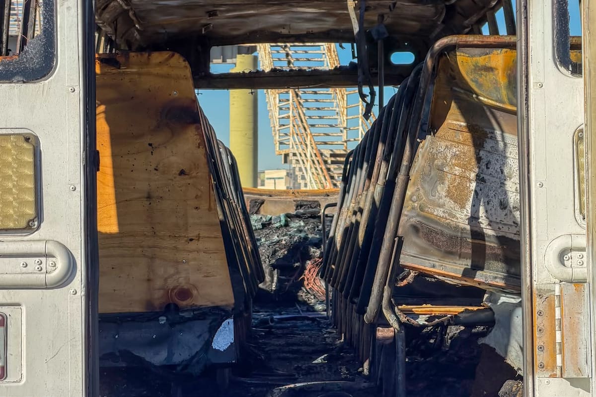 Bomberos sofocaron el incendio de un camión de transporte de personal en la calzada Tecnológico. Foto: Border Zoom