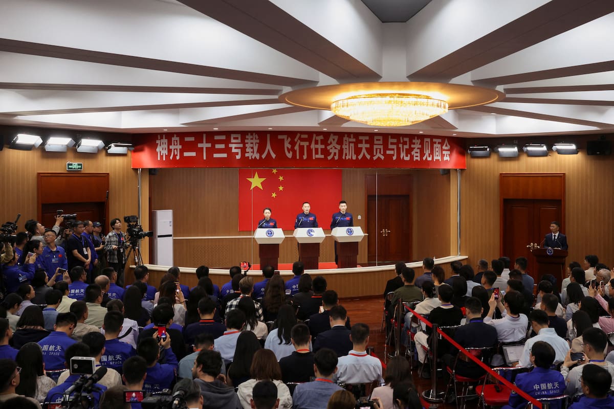 Los astronautas Zhu Yangzhu, Zhang Zhiyuan y Lai Ka-ying, la primera astronauta de Hong Kong, asisten a una conferencia de prensa previa a la misión espacial Shenzhou-23 a la estación espacial china Tiangong, en el Centro de Lanzamiento de Satélites de Jiuquan, cerca de Jiuquan, provincia de Gansu, China, el 23 de mayo de 2026. REUTERS/Maxim Shemetov