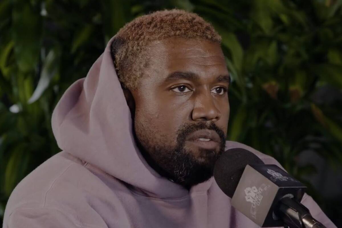 Kanye West orina su propio premio Grammy