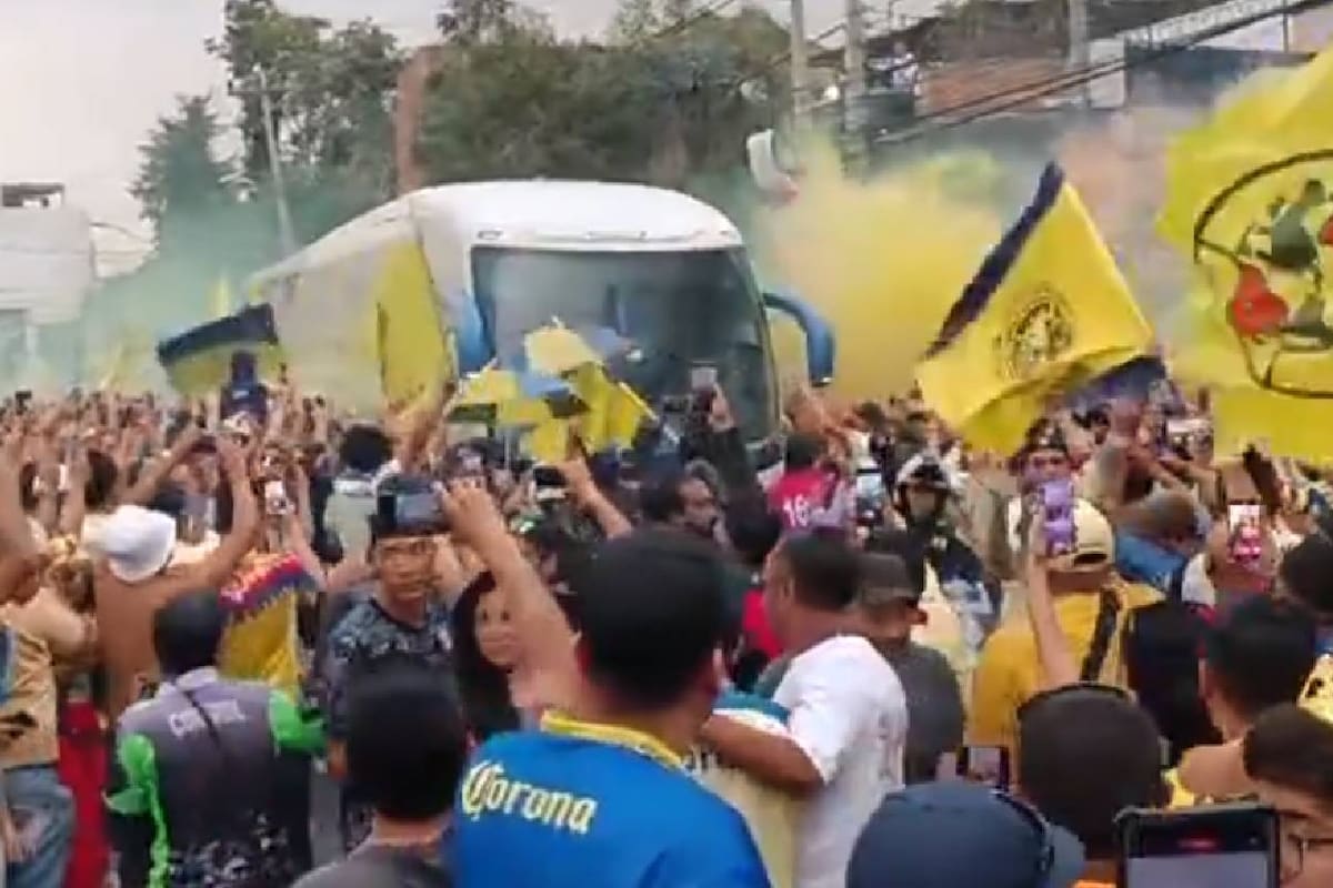 Aficionados del América le cantaron al autobús equivocado