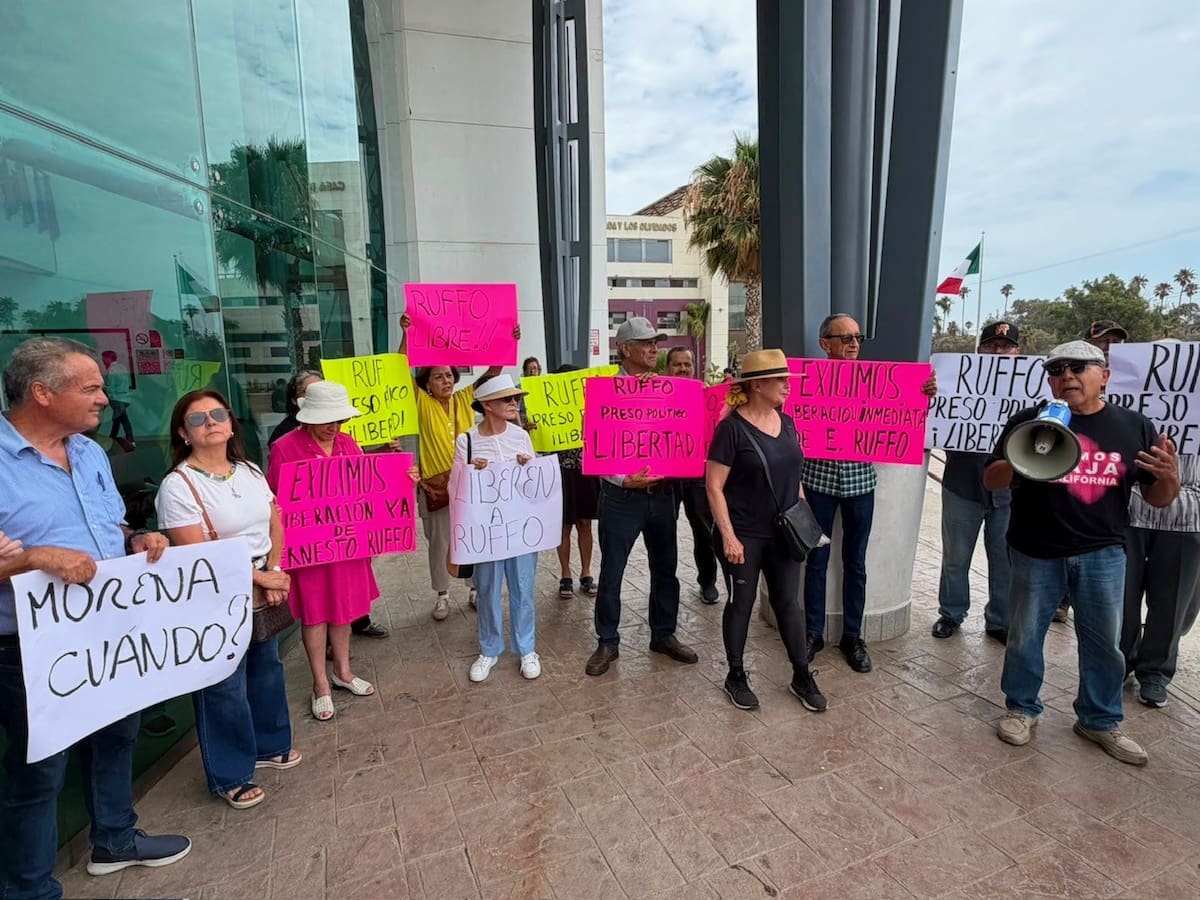 Ciudadanos, exfuncionarios y militantes realizaron una manifestación para mostrar apoyo al exgobernador de Baja California. Foto: Cortesía