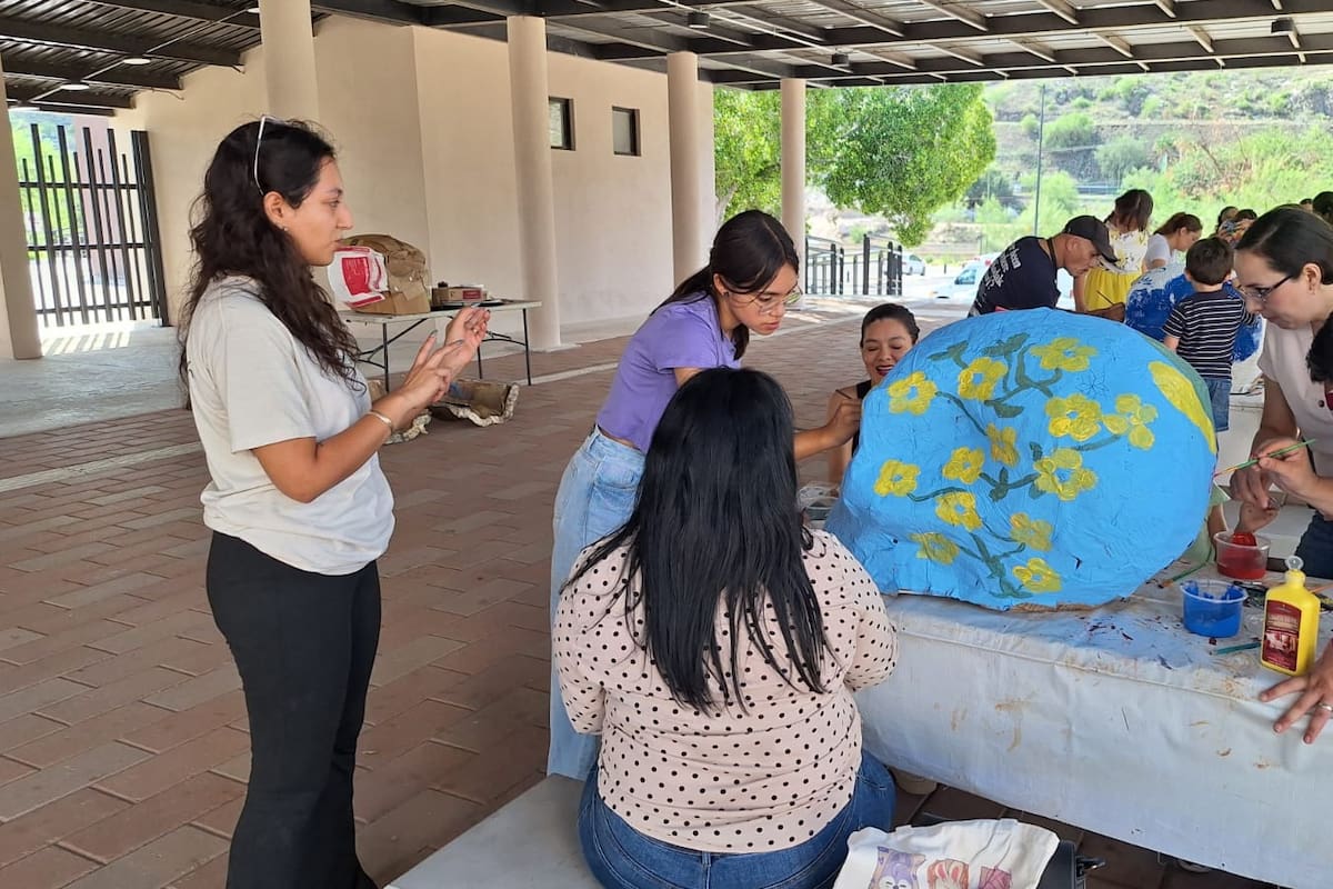 Sábados y domingos enseñan a hacer calaveras en La Sauceda