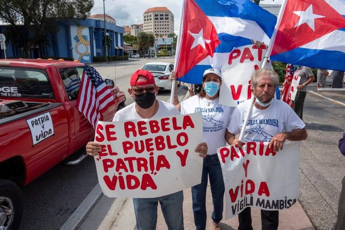 Resuena 'Patria y vida' en calles de Miami seguida por caravana