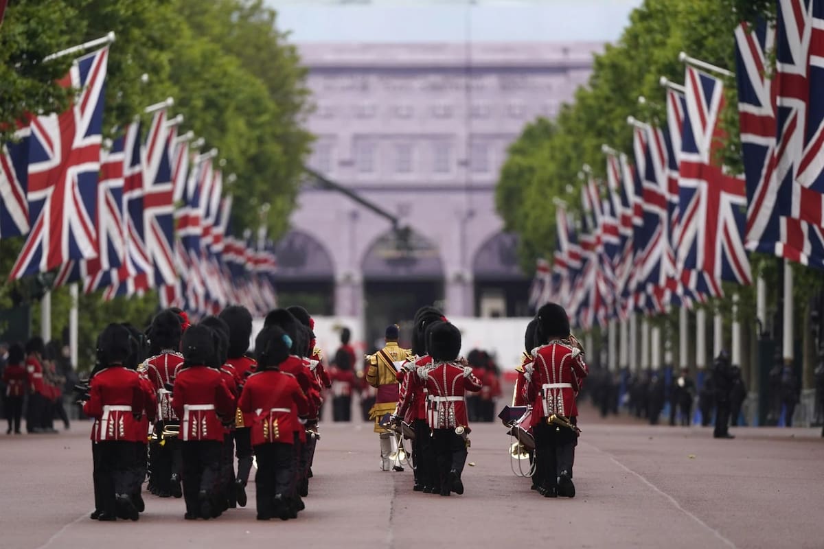 Soldados de la Guardia Irlandesa marchan a lo largo de la avenida The Mall durante la ceremonia Trooping the Color, en Londres, el sábado 15 de junio de 2024. | AP