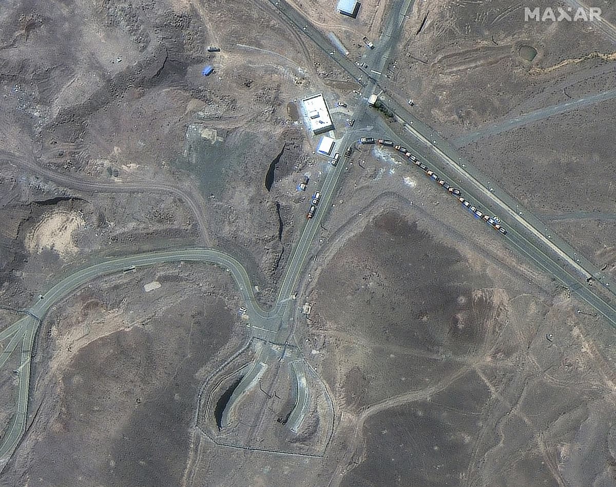 Esta imagen satelital proporcionada por Maxar Technologies muestra vehículos en la planta de enriquecimiento de Fordo en Irán el jueves 19 de junio de 2025. | Crédito: Maxar Technologies vía AP