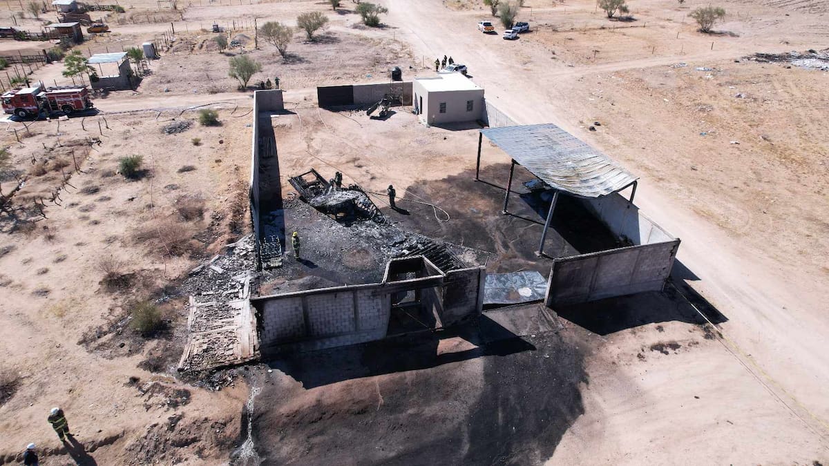 Así quedaron los restos de la caja del tráiler que se incendió al sur de Hermosillo. | Juan Hernández