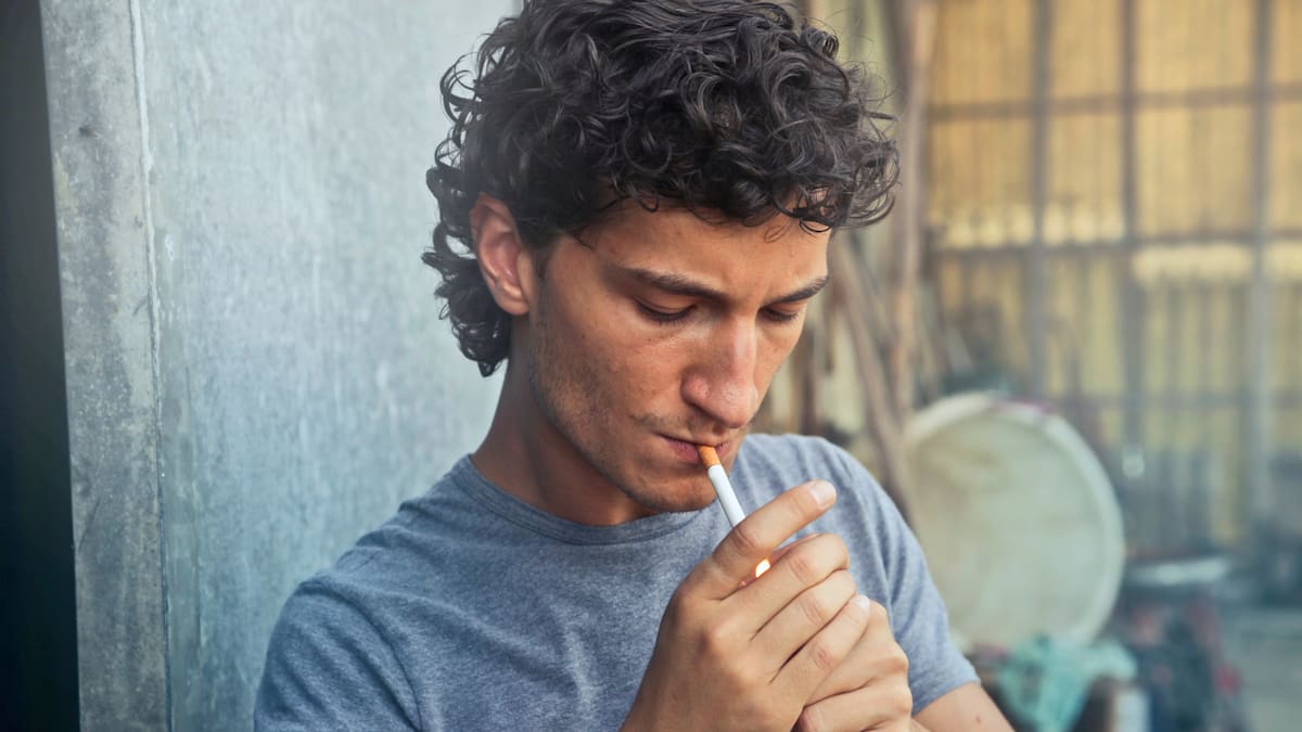 Un estudio publicado en Tobacco Control reveló que los adultos que fuman cigarrillos tienen más del doble de prevalencia de discapacidad en comparación con quienes nunca han fumado|Foto: Canva