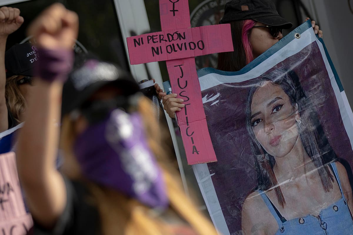 Familiares, amigos y colectivos feministas protestan hoy, frente al palacio de Gobierno en Monterrey, estado de Nuevo León (México). EFE/Antonio Ojeda.
