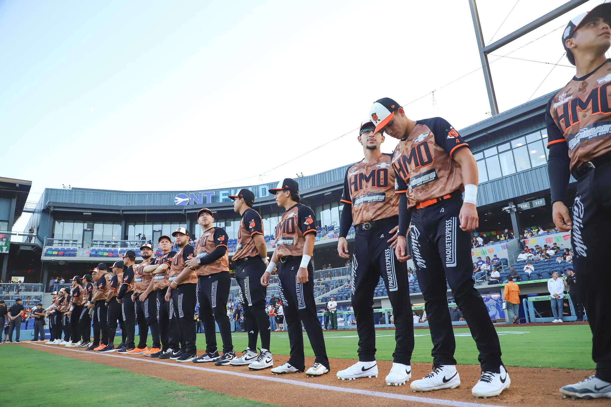 Los Naranjeros de Hermosillo son presentados en el ONT Field de Ontario, California en la ceremonia de su primer juego de pretemporada. (Foto: Cortesía Naranjeros)