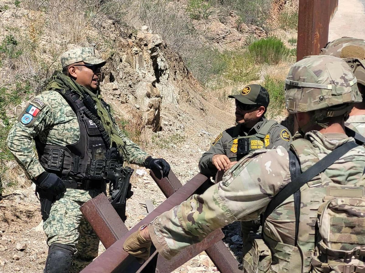 Agentes de ambos países recorrieron simultáneamente la franja fronteriza con el fin de frenar prácticas ilegales en la zona. / Especial.