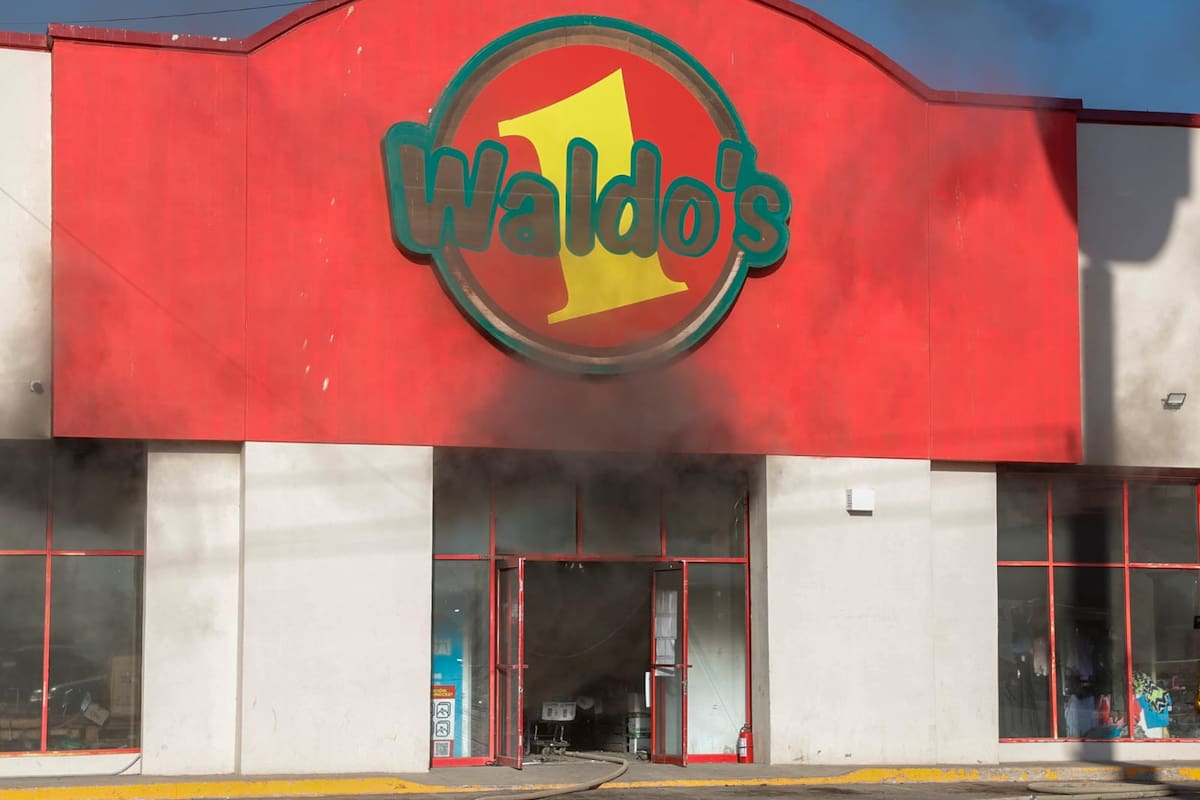 Incendio consume tienda Waldo’s en Mexicali; techo colapsa durante labores de bomberos