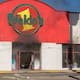 Incendio consume tienda Waldo’s en Mexicali; techo colapsa durante labores de bomberos