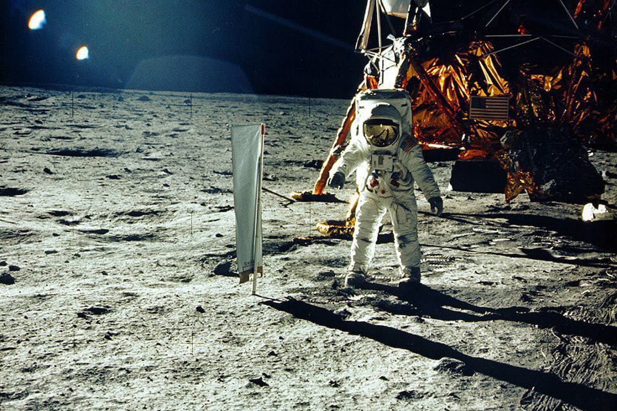 ¿Por qué el que graba no hace nada?: El misterio de quién estaba grabando a Neil Armstrong si él fue el primero en pisar la Luna