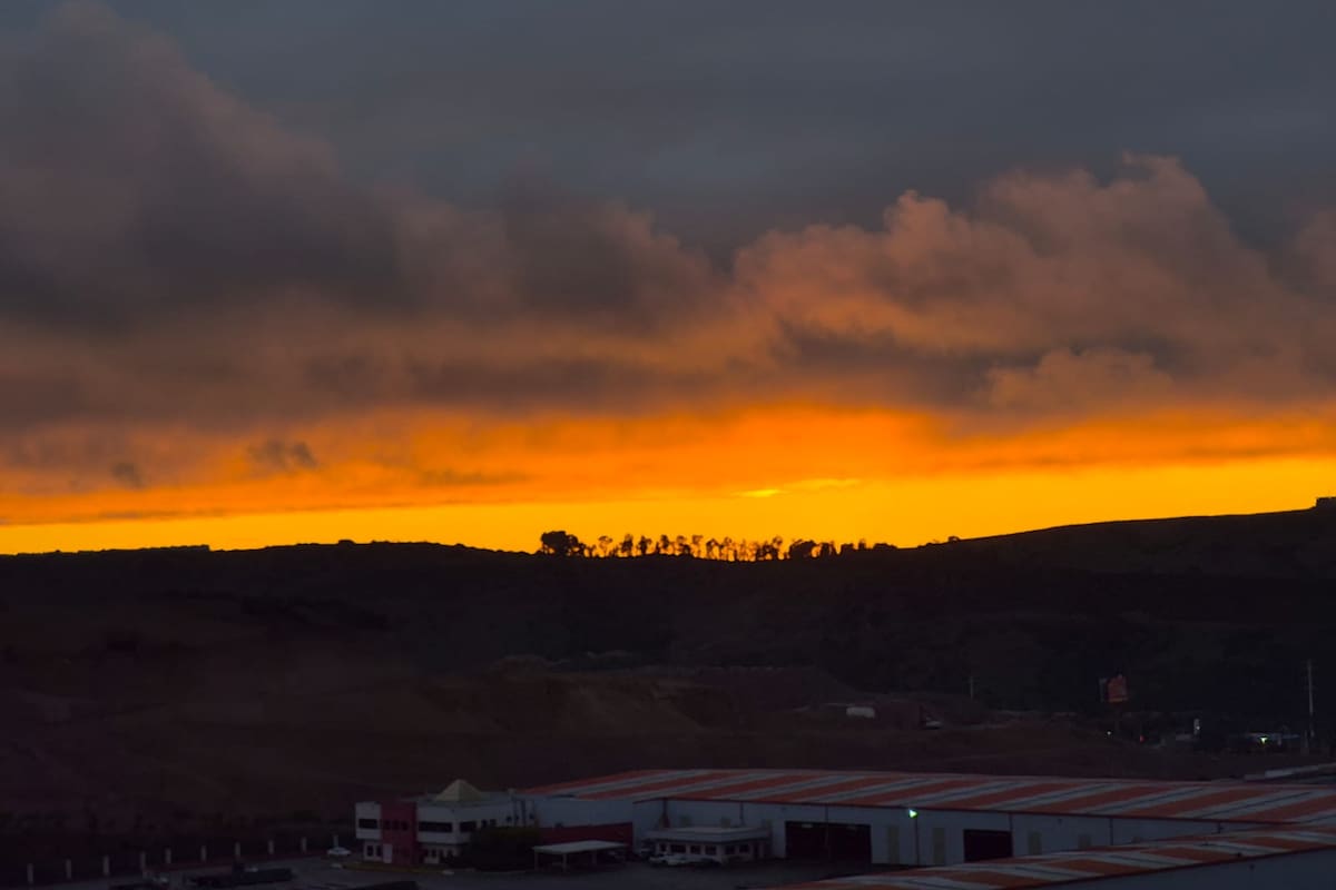 Tras tormenta, atardecer regala postal dorada en el suroriente de Tijuana