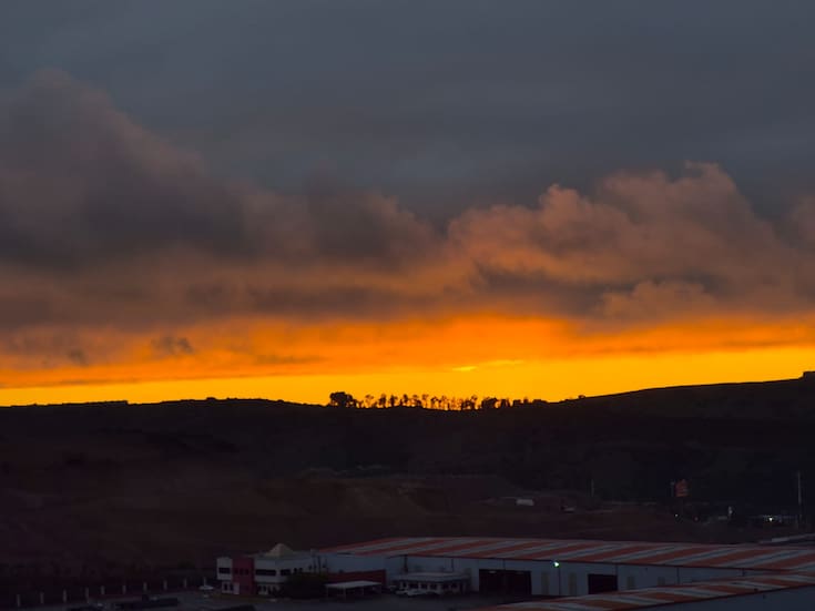 Tras tormenta, atardecer regala postal dorada en el suroriente de Tijuana