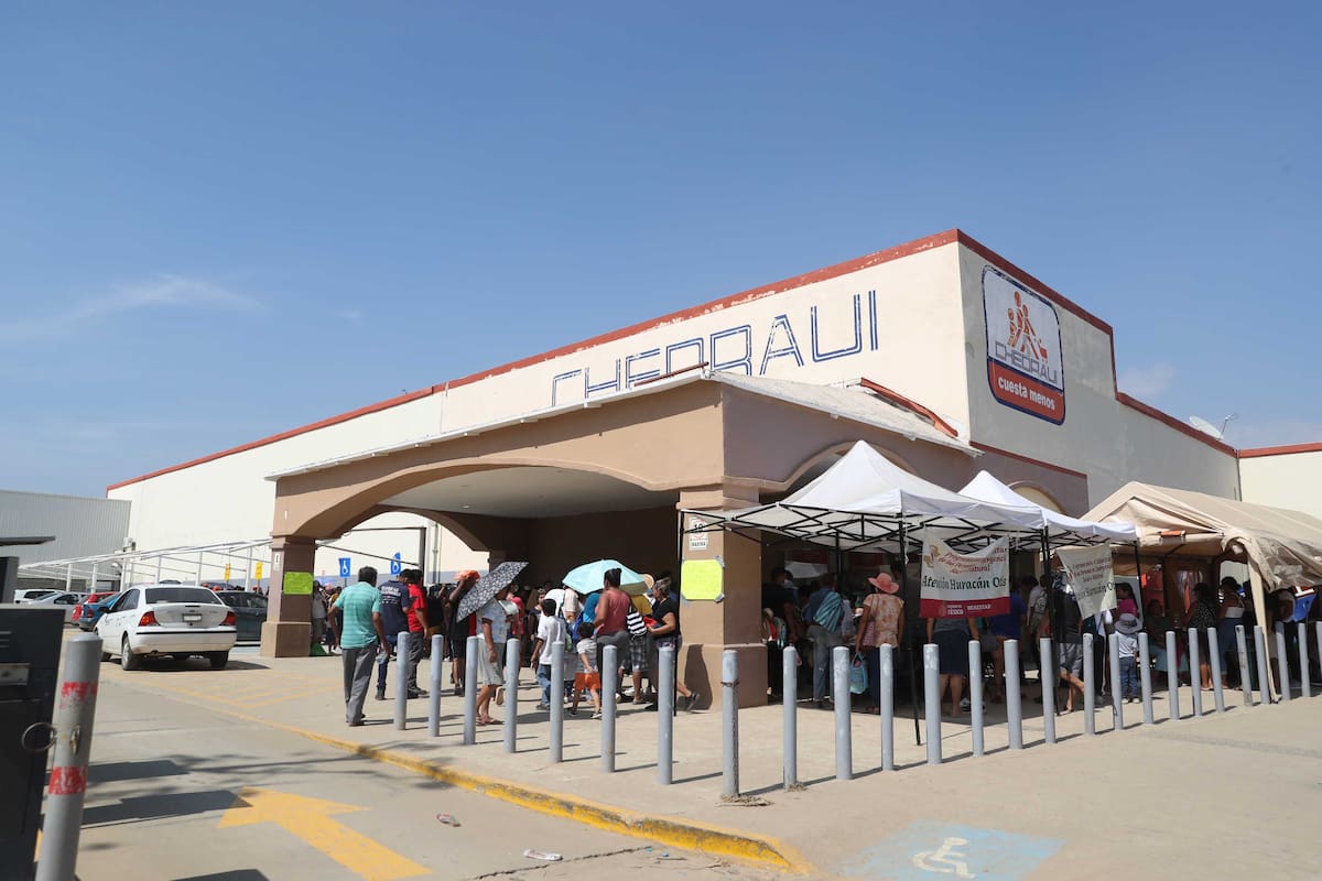 EUM20231106NAC22.JPG
ACAPULCO, Gro., Hurricane/Huracán/Otis.- Lunes 6 de noviembre de 2023. Habitantes de diferentes comunidades afectadas por "Otis", acuden a las tiendas de autoservicio Chedraui donde comienzan a vender productos básicos y alimentos. La entrada fue controlada y vigilada por elementos de GN y Sedena. Foto: Agencia EL UNIVERSAL/Iván Montaño/RDB.