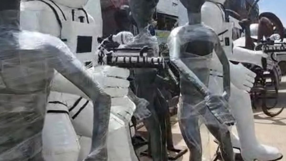 Invasión alienígena ilumina Rosarito: esculturas metálicas hechas en Popotla viajarán a Estados Unidos