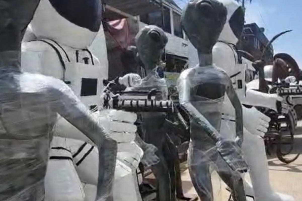 Invasión alienígena ilumina Rosarito: esculturas metálicas hechas en Popotla viajarán a Estados Unidos