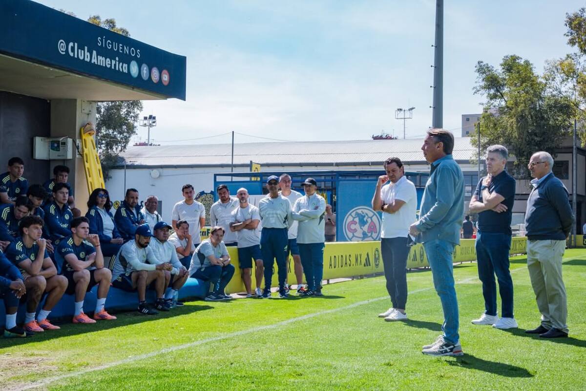 Emilio Azcárraga charla con los jugadores del América. (Foto: @ClubAmerica)