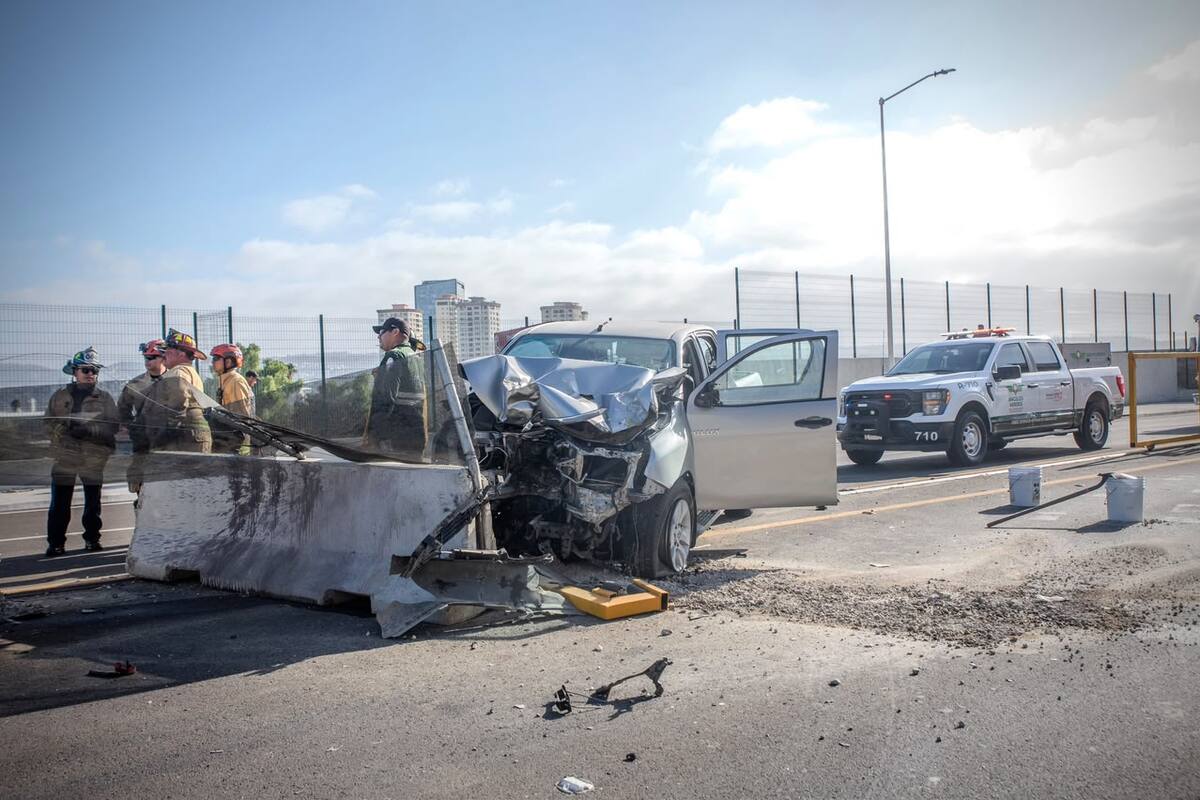 Mujer resulta lesionada tras chocar contra muro en viaducto elevado