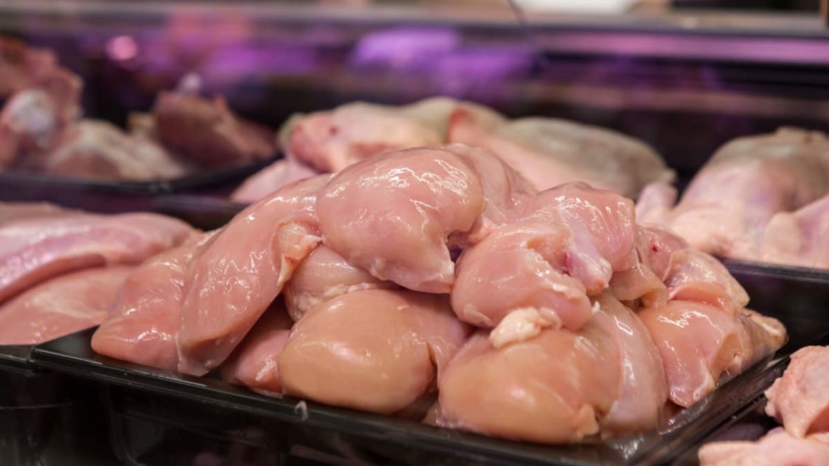 Cocinar pollo sin la temperatura adecuada puede provocar infecciones intestinales graves, por lo que especialistas recomiendan dejar de guiarse solo por el color y usar métodos más seguros